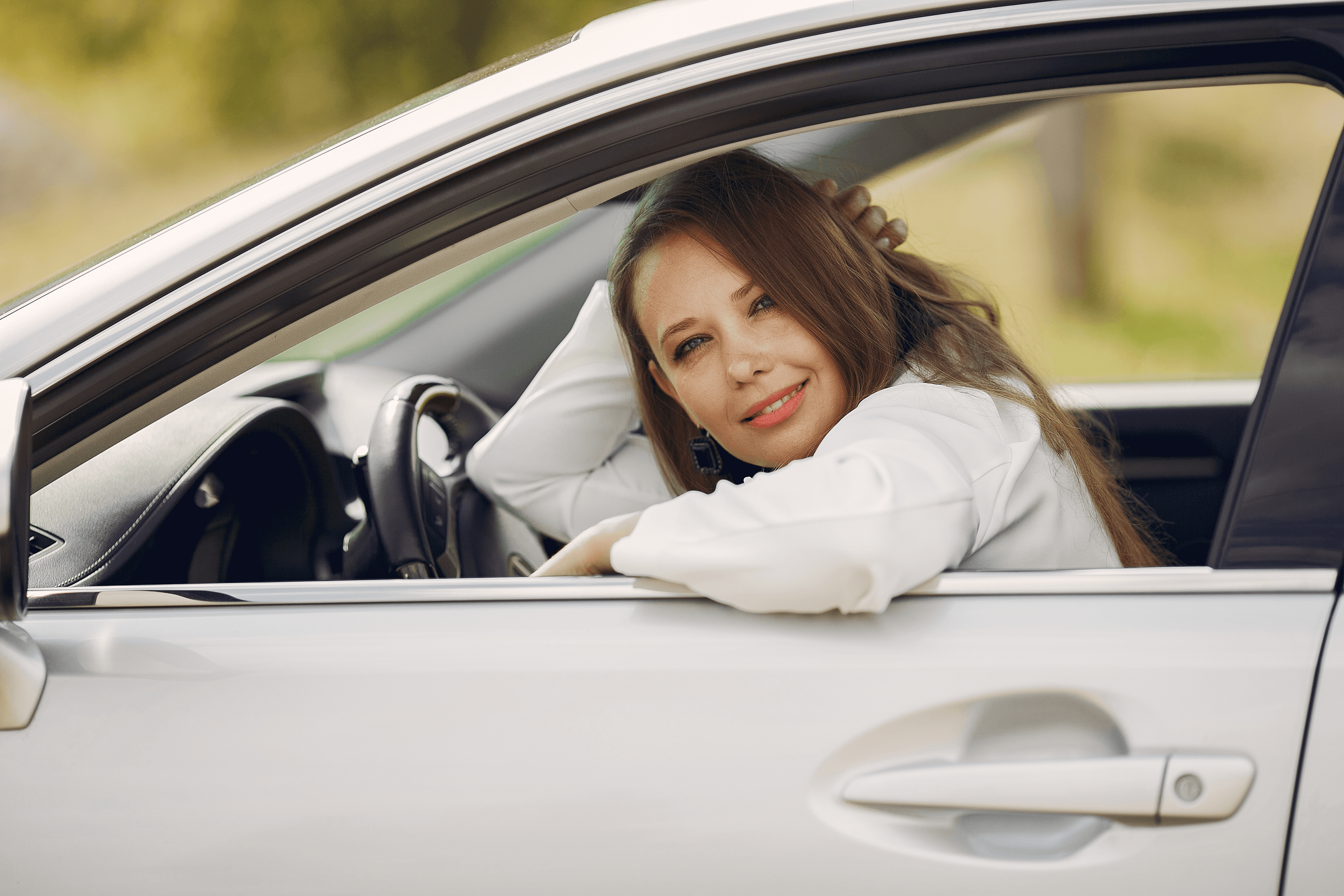 Cliente feliz recibiendo pago por su auto