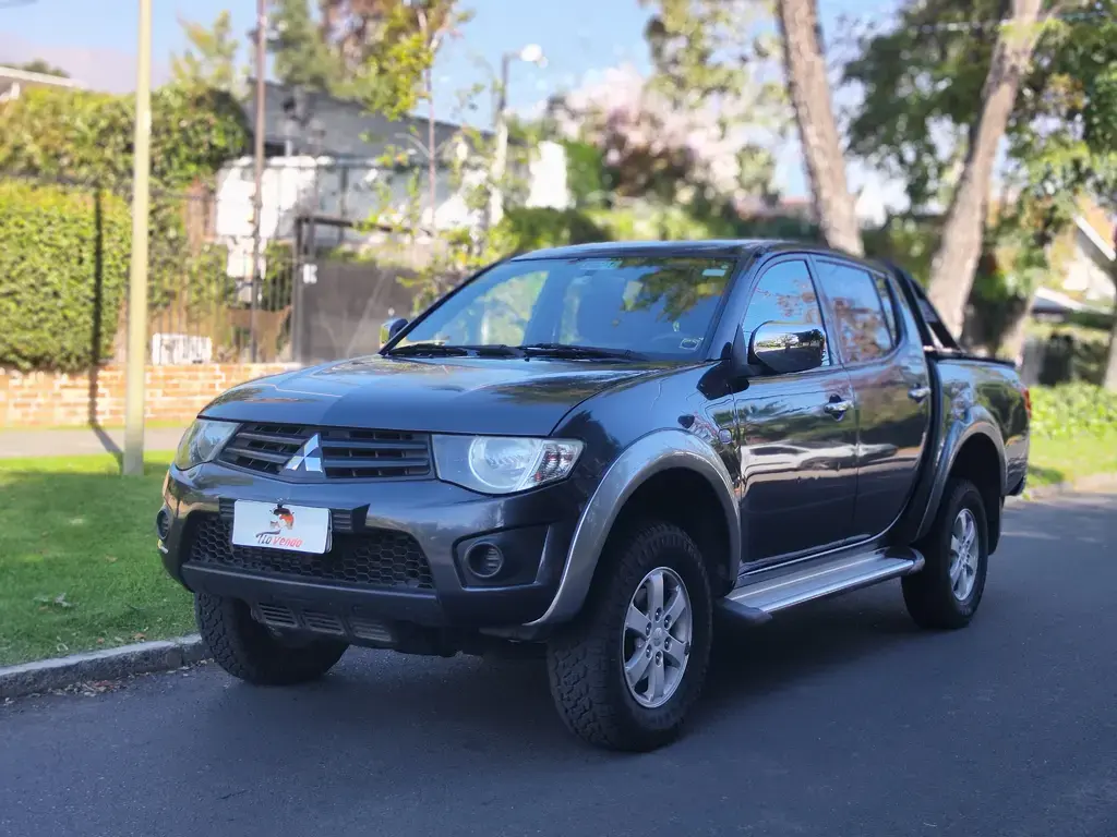 Mitsubishi L200 Katana 2013 - lateral