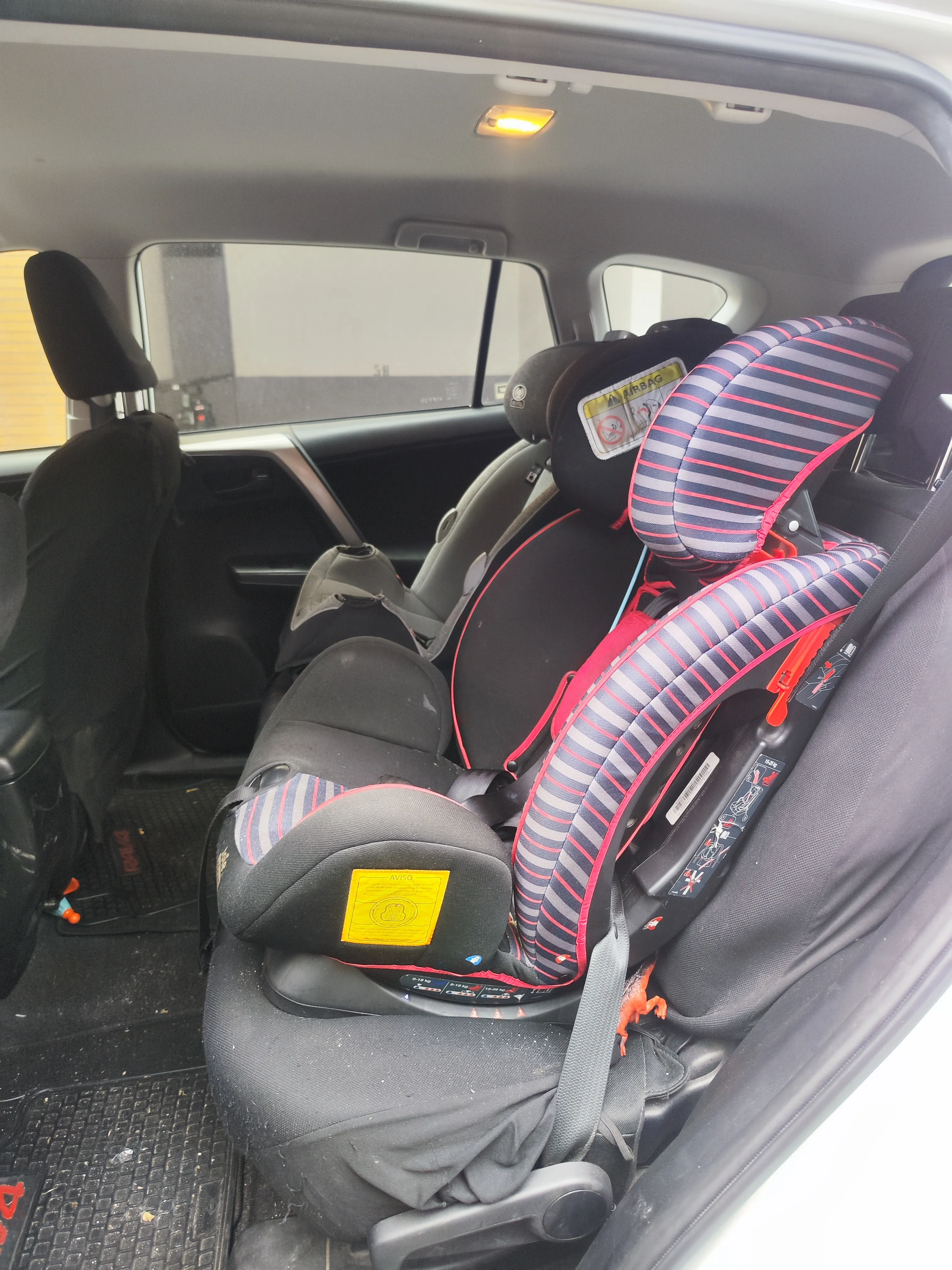 Toyota RAV4 — foto 9 de 13