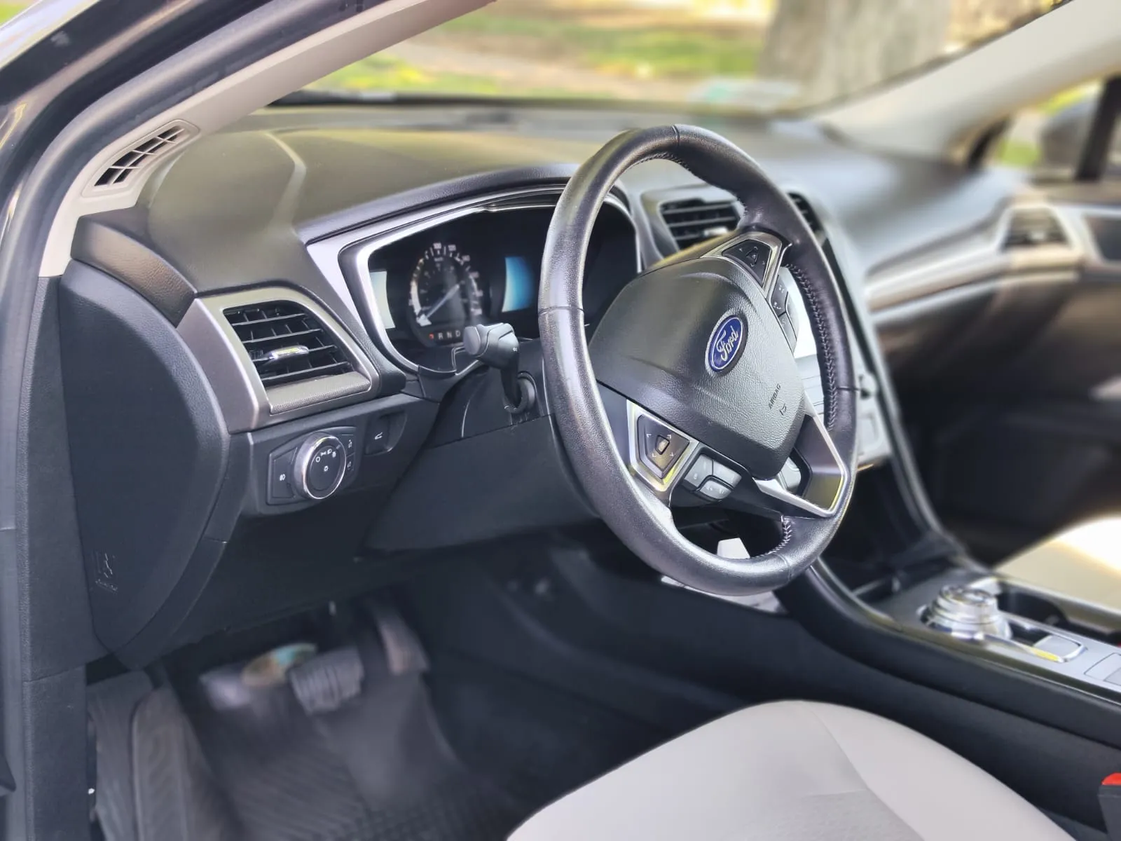 Ford Fusion 2020 - lateral